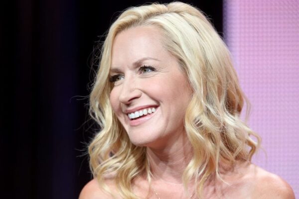 Angela Kinsey: Age, Net Worth, Married Life, Salary, Height, Weight, Dating, and Biography