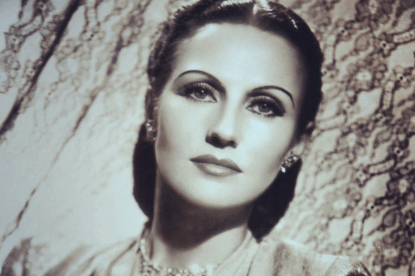 Moi-Yo Miller: The Enchanting Magician’s Assistant of the Golden Age