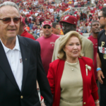 Bobby Bowden & His Wife Built a Family of More Than 40 Members - FanBuzz