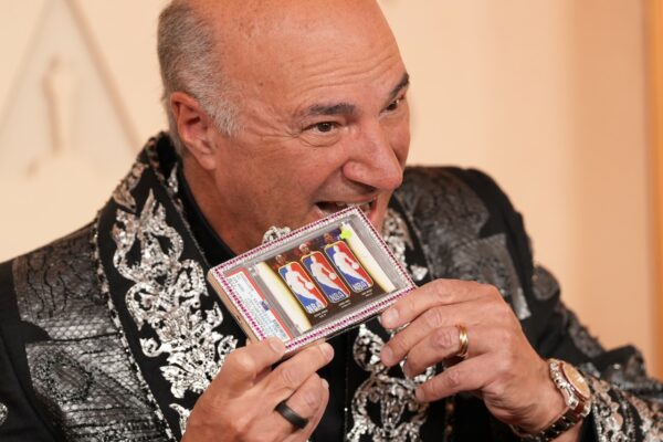 Kevin O'Leary wears rare Michael Jordan, Kobe Bryant, LeBron James NBA card at 98th Oscars - cleveland.com