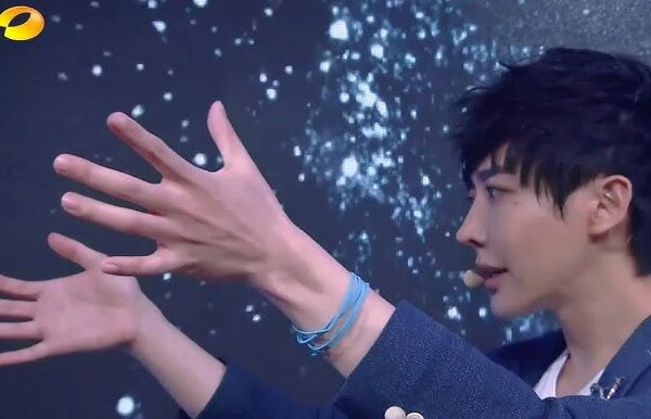 Yif Miracle CCTV 2016 猴年央视春晚魔术家的思念Live TV Magic (Eng Subs) - YouTube