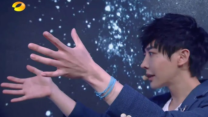 Yif Miracle CCTV 2016 猴年央视春晚魔术家的思念Live TV Magic (Eng Subs) - YouTube